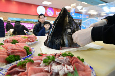 [포토] 농협유통, 참치데이 특가 판매