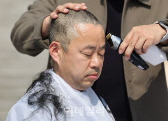 [포토]윤석열 조기 파면 촉구, '삭발하는 박홍배 의원'