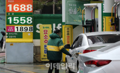 [포토]주유소 기름값 5주 연속 하락…9주 만에 1,600원대 진입