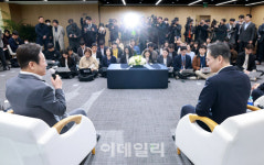 [포토]청년 취업 지원 현장 간담회에서 만난 이재명 대표-이재용 회장