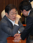 [포토]본회의, '대화하는 이재명-안규백'