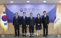 로얄법무사사무소김정진 | [포토]김석우 법무장관대행, 김정욱 대한변협회장 면담