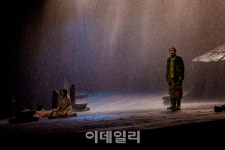 폭풍우보다 혹독한 현실…어부의 부서진 만선 꿈