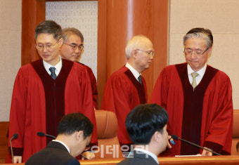 [포토]대심판정 입장하는 헌법재판관