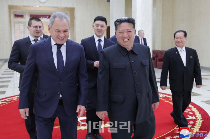 러시아 외무장관, 방북 중 김정은 국무위원장과 러시아 방문 계획 논의 가능성 제기