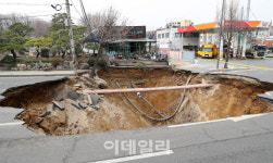 [포토] 강동구 대명초교 입구 사거리 땅 꺼짐 사고 현장