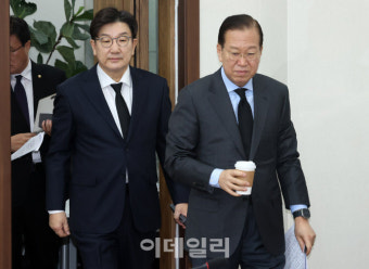 [포토]국민의힘 비상대책위원회의 입장하는 권영세-권성동