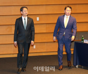 [포토] 세미나 입장하는 안덕근 장관과 최태원 회장