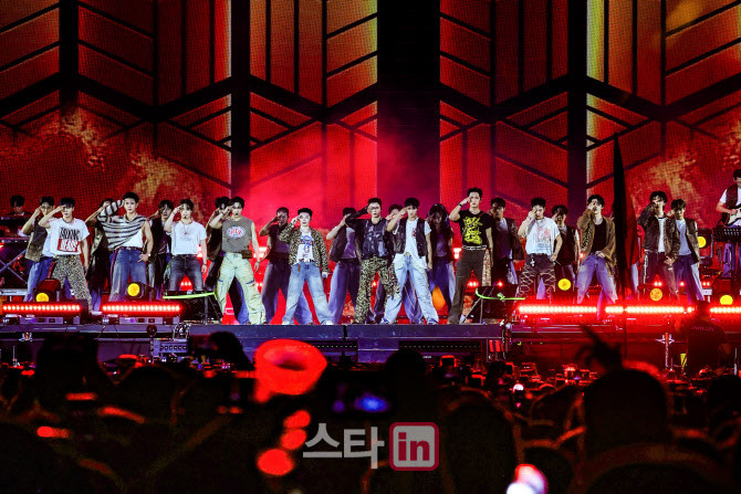 세븐틴, 팔 노르떼 성공적 무대 후 일본 향해 진출 준비 중!