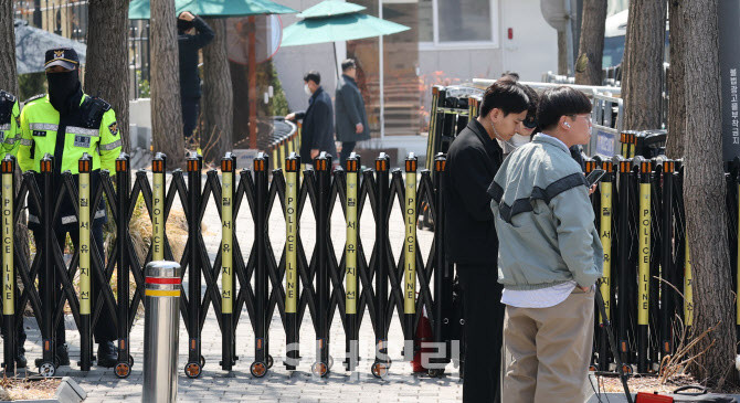 한국 혁신당, 윤석열 전 대통령의 관저 퇴거 필요 주장에도 윤 전 대통령은 퇴거 준비 중, 주말 퇴거설에 관심 집중