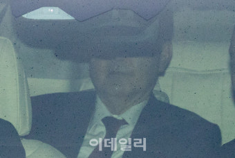 [속보]윤석열 전 대통령, 내란혐의 첫 공판 법정 출석
