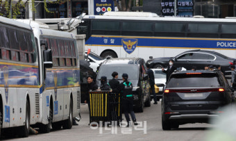 [포토]윤석열 전 대통령 첫 정식 형사재판으로 출입 통제된 중앙지법