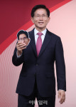 김문수피싱샵;김문수바다낚시교실;단미디어 | [포토]토론회 미디어데이, '얼굴 사진 들어보이는 김문수'