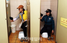 [포토] 노원구, 학원가 공중화장실 민-관-경 합동 점검