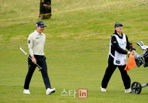 [골프in포토] 김민수 우승을 부르는 부부애