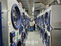 빨래에도 첨단기술 적용…“AI가 세탁물 구분하고 RFID로 추적”[르포]