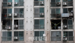 [포토]관악구 봉천동 아파트 화재, 검게 그을린 아파트 외벽