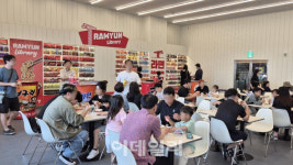 “하루에 1000개 나가”…한강 편의점서 매출 치솟았다