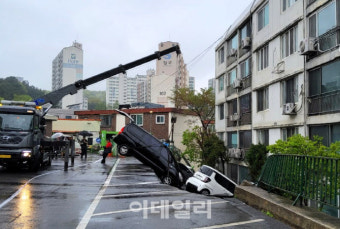 준공 35년째 남양주 아파트 주차장 붕괴…주민 120명 대피
