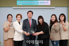이상일의 교육 열정 용인 학부모들 감사패·현수막으로 화답