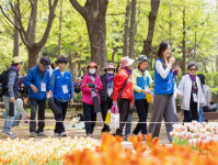 현대글로비스 봉사단, 지역 어르신과 성수동 핫플 봄 나들이