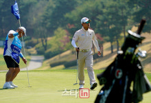 [골프in포토] 홀아웃하는 여성진