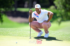 [골프in포토]조나단 베가스,미소로 바라보는 퍼트라인
