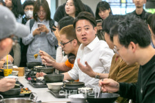 카페아이엔지인천대학생회관점 | [포토]이준석, '학생회관에서 대학생들과 점심식사'