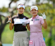 [골프in포토]이동은-조혜림,출발은 콤비 브이