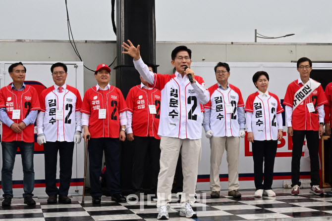 김문수 후보, 손학규 등 다수 지지에 뜨거운 논란