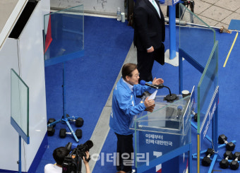 [포토]이재명, '방탄유리 경계 강화'