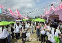 샘플만 받아도 한가득이네…페스타 원조 올리브영의 귀환[르포]