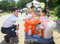 [포토] 어린이와 하이파이브하는 이기재 양천구청장
