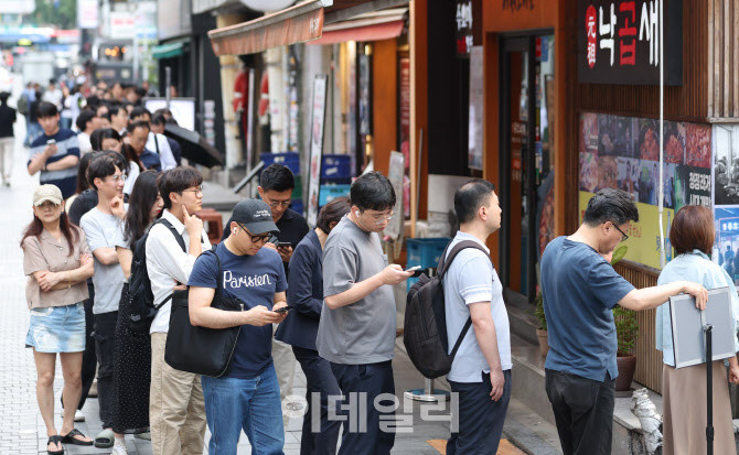 한국 대선 투표율 역대 최고치 기록 중, 사전투표를 포함한 합산 투표율 80% 예상 - 최종 투표율은 80% 돌파할 가능성 높아 현재까지 62.1% 달성.
