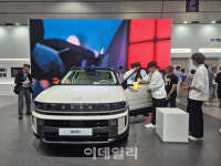[르포]최신 전기차 한 곳에…캐즘 무색, 뜨거운 관람 열기