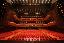 20주년 충무아트센터, 4개월 리모델링 마치고 재개관