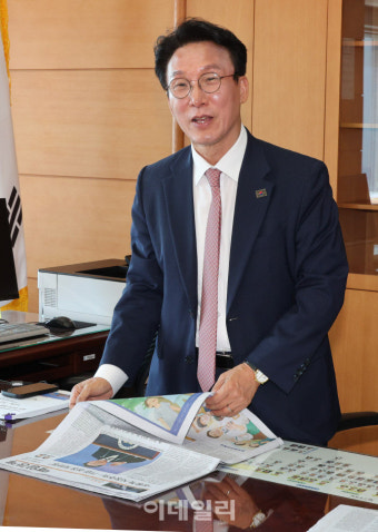 [포토]신문보는 김민석 국무총리 후보자