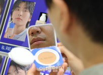 [포토]CJ올리브영, 남성 고객 홍대놀이터점에서 놀자