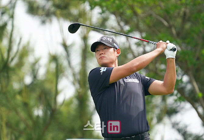 신용구, KPGA 선수권대회 2라운드 단독 선두 기록에 3타 앞선 우위록 달성