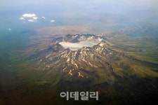 [포토]상공에서 바라봐도 웅장한 백두산 천지