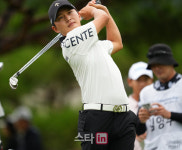 [골프in포토]김영수,두개의 아이언으로 연습