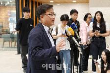 [포토]취재진 질문에 답하는 김성환 환경부 장관 후보자