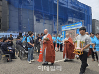 “1년이 지나도 악몽은 여전” 아리셀 참사 현장 찾은 유족들