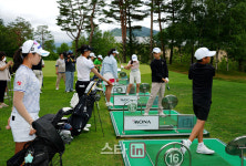 [골프in포토]원포인트 레슨 집중하는 주니어들