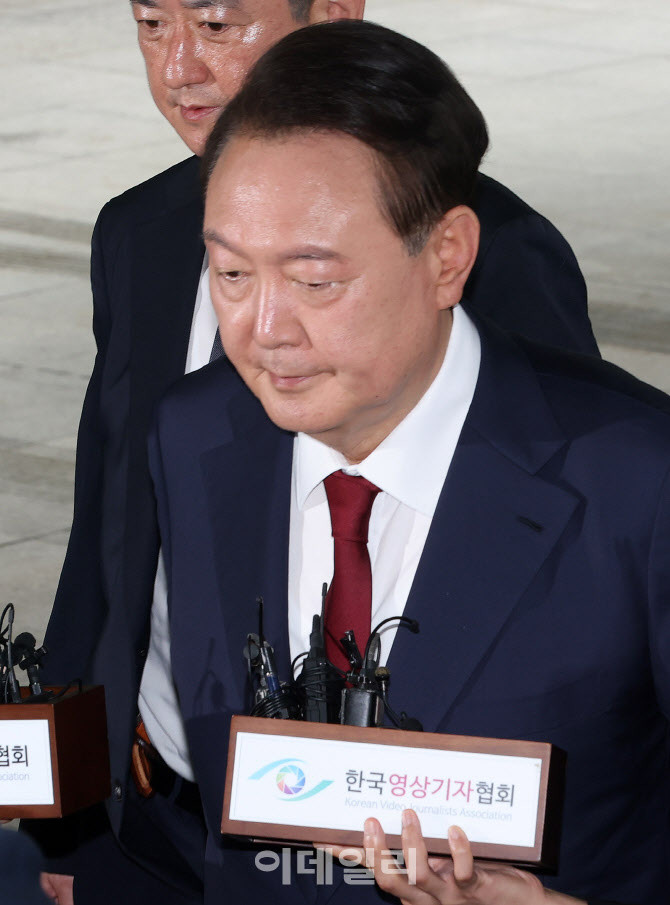 윤석열 전 대통령, 14시간 30분 조사 마치고 조서 열람 중