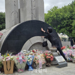 “30년 전 그날 어찌 잊으리”…‘삼풍백화점 참사’ 위령탑 찾은 유족들