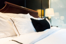 10대와 무인텔 간 39세 남성, 도주하다 3층 추락