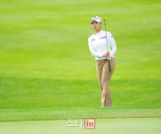 [골프in포토]이채은,첫 홀 칩인 들어가라