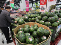더위에 수박·상추값 뛰고, 수산물 가격도 꿈틀…먹거리 물가 비상