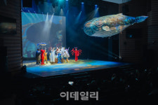 국립중앙박물관 극장 용에 거대한 고래가 나타났다